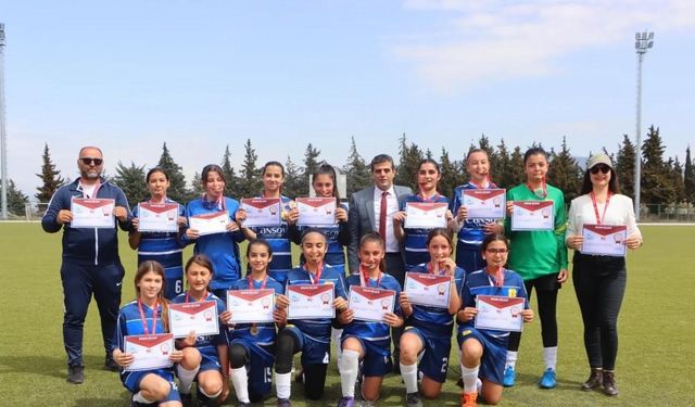 Fethiye’deki okulun kız futbol takımı tüm maçlarını kazandı