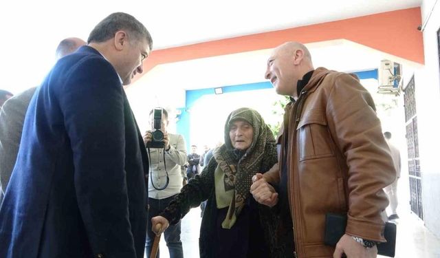 Giresun’da 95 yaşındaki Emine Nine demokrasi için oyunu kullandı