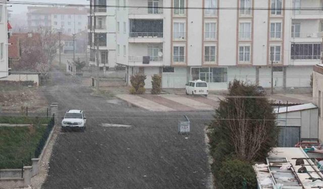 Hava sıcaklığının gece eksi 3’e kadar düştüğü Aksaray’da kar yağışı