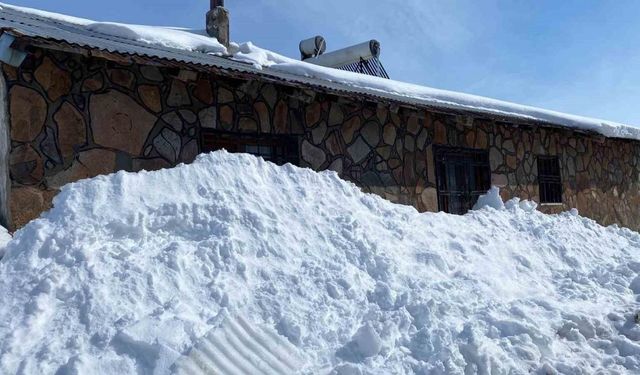 Karlıova’da günlerdir etkili olan kar, tek katlı evleri kara gömdü