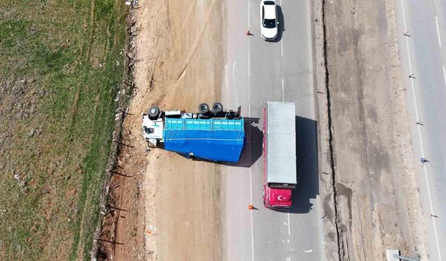 Kırıkkale’de kamyon devrildi