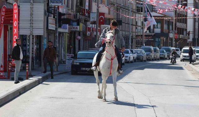Konya’da caddede atla gezintiye çıktı
