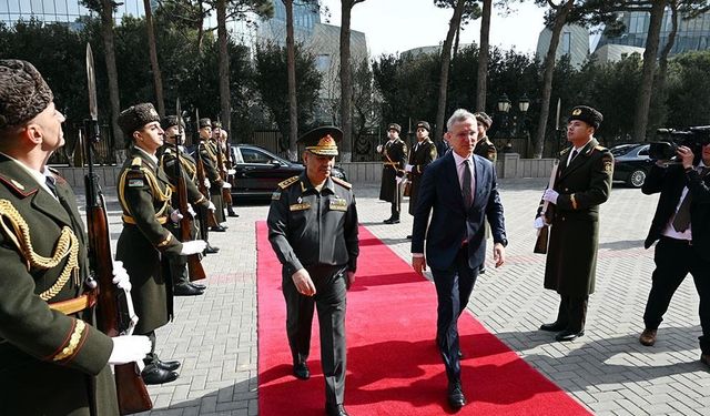 NATO Genel Sekreteri Stoltenberg, Azerbaycan Savunma Bakanı Hasanov’la görüştü