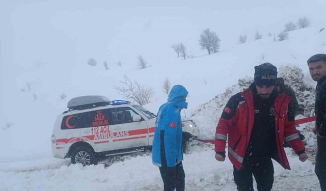 Siirt’te kardan kapanan yolda mahsur kaldığı araçlar kurtarıldı