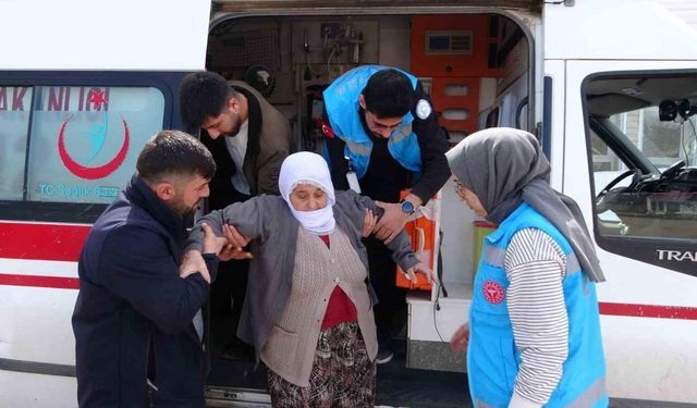 Tatvan’da 62 yaşındaki Sakine nine ambulansla oy kullandı