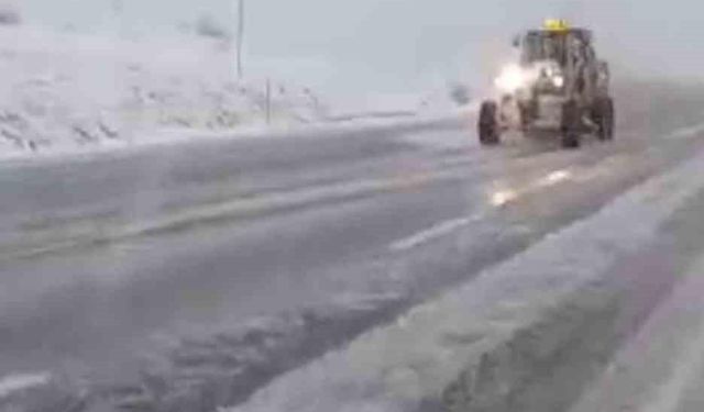 Tatvan’da kar yağışından dolayı köy yolları kapandı