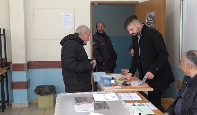 Rize'de seçmenler oy kullanmak için sandık başında yerini aldı