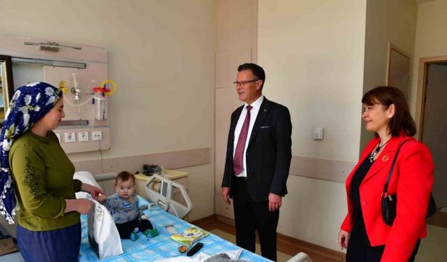Başkan Öküzcüoğlu hastanede tedavi gören çocukların bayramını kutladı