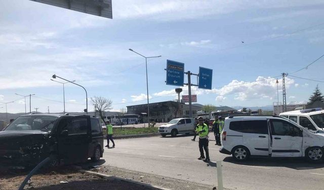 Bingöl’de minibüs ve hafif ticari araç çarpıştı: 15 yaralı