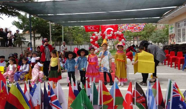 Bitlis’te 120 öğrenci 32 ülkenin kostümleriyle defile yaptı