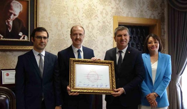 Burdur’da üçüncü kez seçilen Belediye Başkanı Ali Orkun Ercengiz mazbatasını aldı