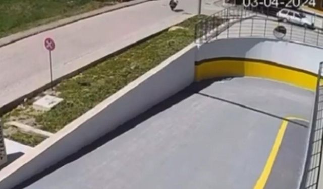 Çanakkale’de tek teker üzerinde ilerleyen motosikletin kaza anı kamerada