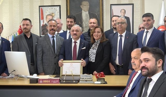 Çankırı Belediye Başkanı İsmail Hakkı Esen mazbatasını aldı