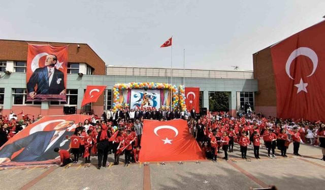 Derince’de öğrenciler dev Türk bayrağı açtı