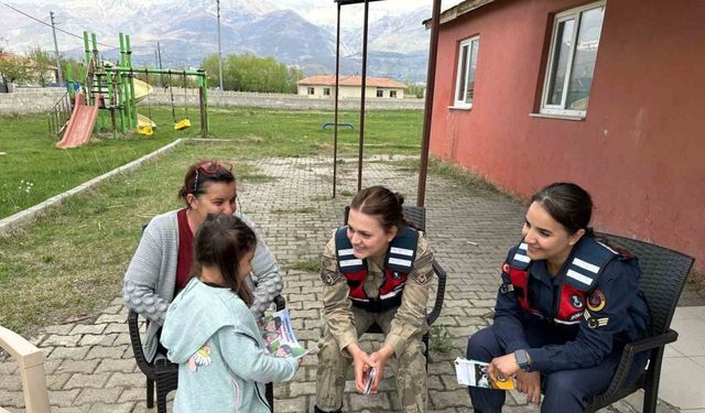 Erzincan’da jandarma ekiplerinden bilgilendirme faaliyeti