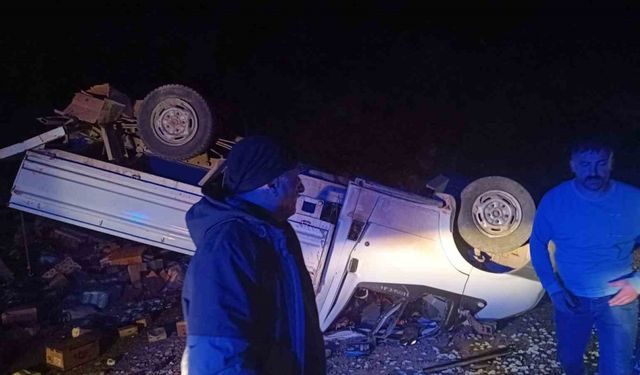 Hakkari’de lastiği patlayan kamyonet kaza yaptı: 2 hafif yaralı