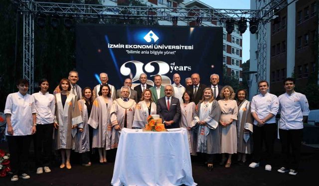 İEÜ’de 104 akademisyen için tören düzenlendi