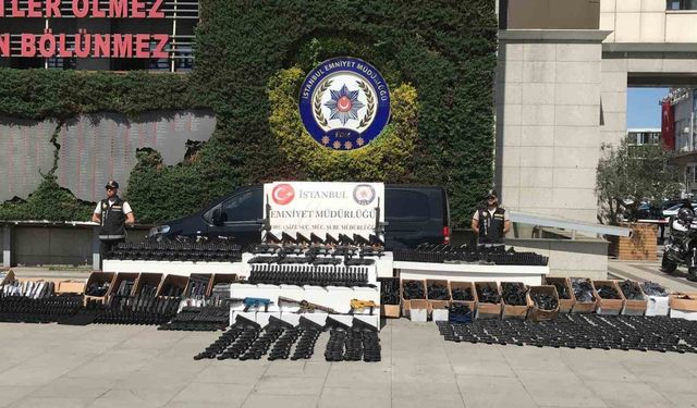 İstanbul merkezli 11 ilde düzenlenen operasyonda ele geçirilen silahlar emniyette sergilendi