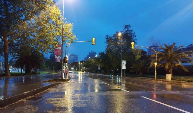 İstanbul’da sabah saatlerinde sağanak yağış etkili oldu