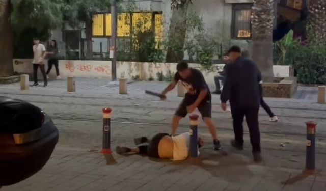 İzmir’de 7 kişi 2 kişiyi öldüresiye dövdü, o anlar kamerada
