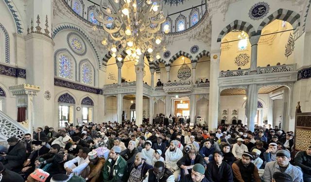 Japonya’daki Müslümanlar Ramazan Bayramı namazı için Tokyo Camii’ne akın etti