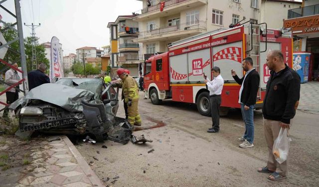 Kırıkkale’de otomobil ile cip kafa kafaya çarpıştı: 2’si ağır 3 yaralı