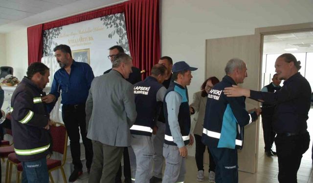 Lapseki Belediye Başkanı Atilla Öztürk, personelle bayramlaştı