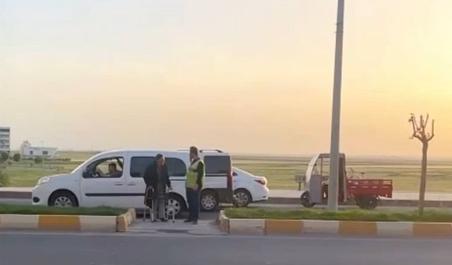Nusaybin’de yolun karşısına geçemeyen yaşlı adama polis yardımcı oldu