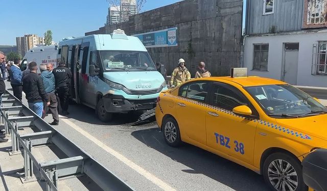 Sarıyer Huzur Mahallesi’nde bir minibüsün taksiye çarpması sonucu, 5 yolcu yaralandı. Olay yerine sağlık ve itfaiye ekipleri sevk edildi.