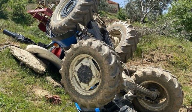 Tarlasını sürerken traktör devrildi, ölümden döndü