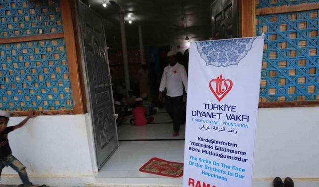 TDV, Bangladeş’te 10 bin kişilik iftar paketi dağıttı