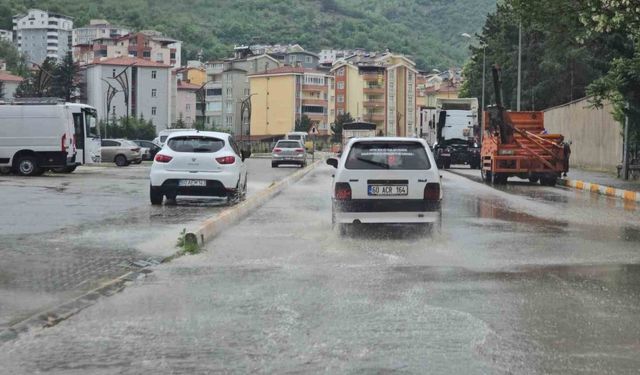 Tokat’ta sağanak yağışta sokaklar göle döndü