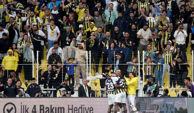 Trendyol Süper Lig: Fenerbahçe: 1 - Beşiktaş: 0 (İlk yarı)