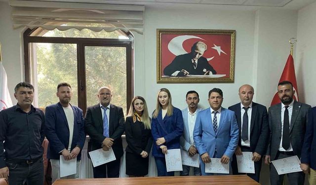 Türkiye’nin en genç Belediye Başkanı mazbatasını aldı, göreve başladı