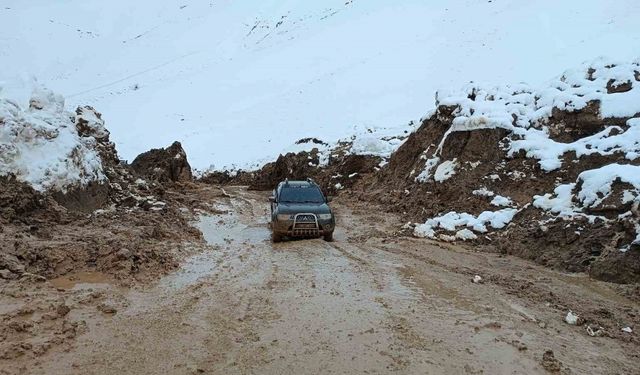 Yüksekova’da heyelan sonucu kapan köy yolu kontrollü olarak açıldı