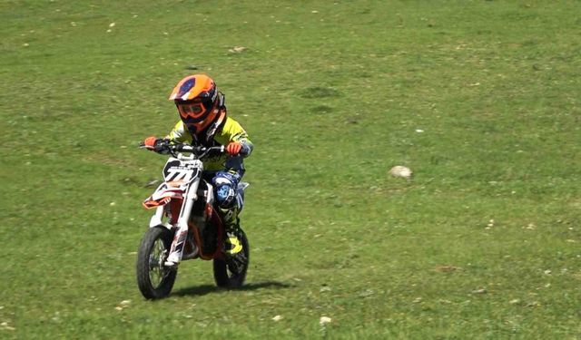 Anaokullu motokrosçu Ura Alp, yarışlarda şampiyonluk kovalıyor