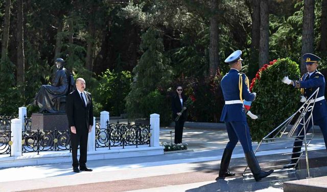 Azerbaycan’ın ulusal lideri Haydar Aliyev 101. doğum gününde mezarı başında anıldı