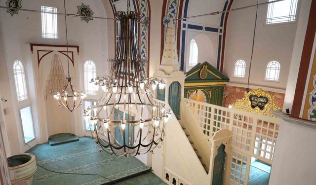 Cam döşemesinin altında sergilenen eserlerle adeta müze olan Atik Mustafa Paşa Camii ibadete açılıyor