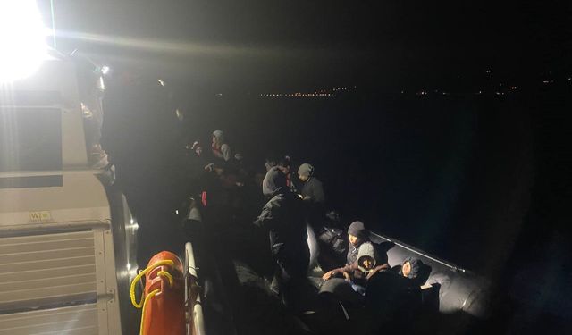 Çanakkale’de arızalanan lastik bot içinde sürüklenen 32 kaçak göçmen kurtarıldı