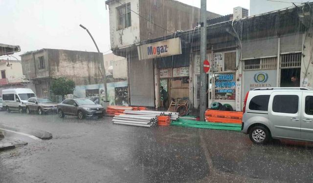 Cizre’de dolu ve sağanak yağış sokakları göle çevirdi