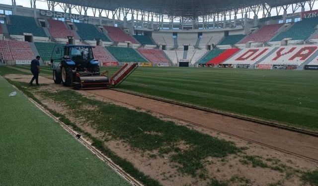 Diyarbakır stadyumunda çimler yenileniyor