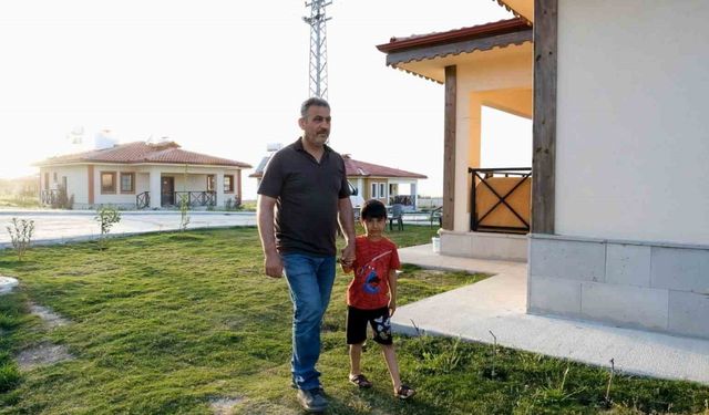 Hataylı bir depremzede aile daha yeni evlerine kavuştu