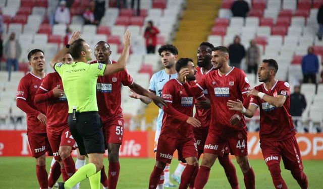 Sivasspor’da İbrahim Akdağ kırmızı kart gördü