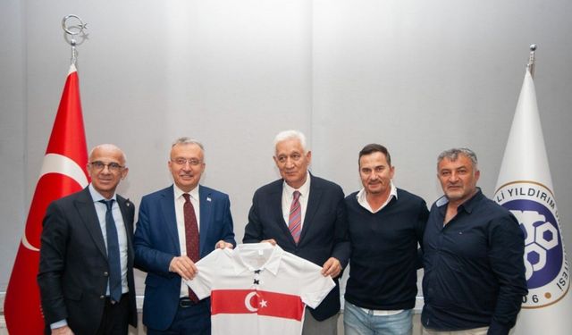 Türk futbolunun unutulmaz isimleri Rektör Levent’i ziyaret etti
