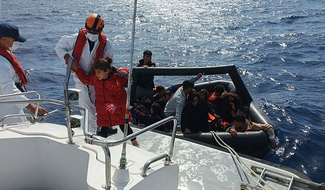 Yunan unsurları geri itti, can salı içindeki kaçak göçmenler dalgalar arasında ölümle burun buruna geldi