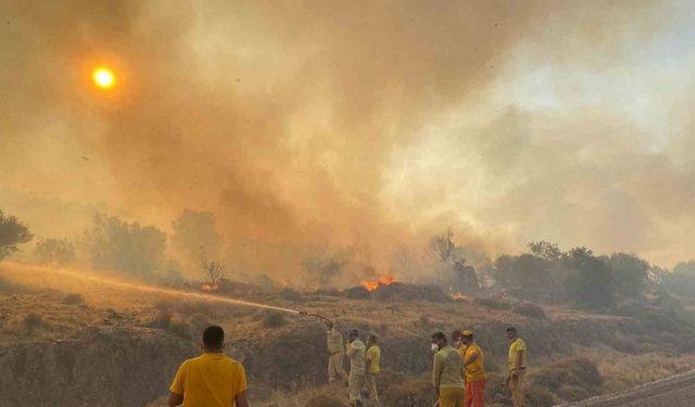 Dikili’deki orman yangınına müdahale 4 saattir sürüyor