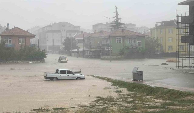 Karaman’da sağanak su baskınlarına neden oldu