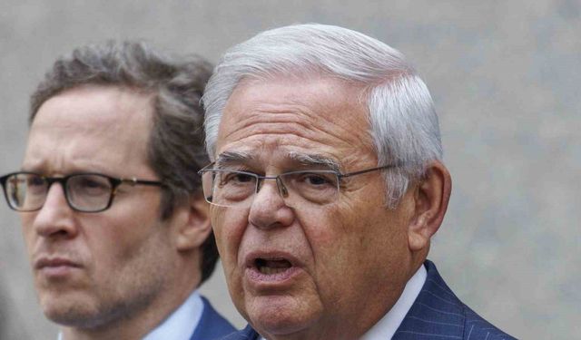 Rüşvet ve yolsuzluktan suçlu bulunan ABD’li Senatör Bob Menendez istifa etti