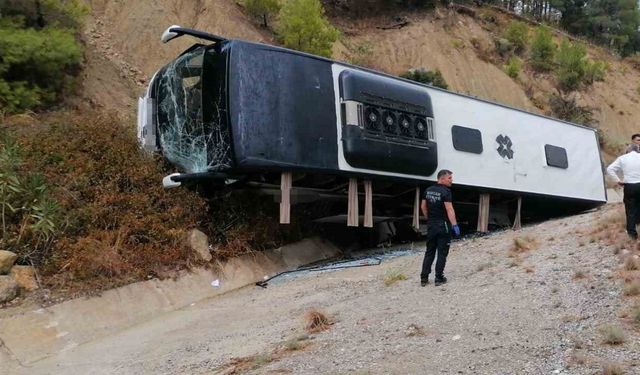 Isparta-Antalya yolunda yolcu otobüsü şarampole devrildi: 8 yaralı