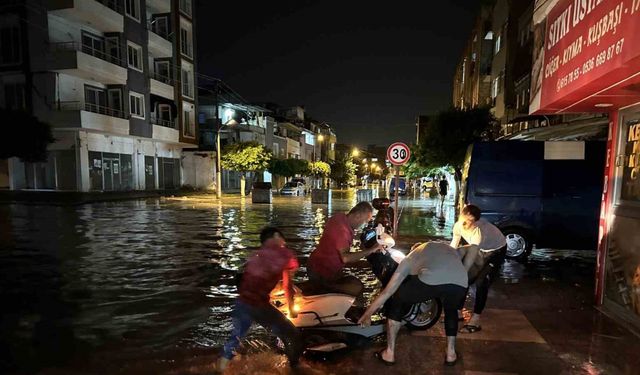 Şiddetli yağışla birlikte göle dönen caddelerde vatandaşlar zor anlar yaşadı